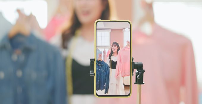 Influencer TikTok menerima hadiah virtual selama live streaming