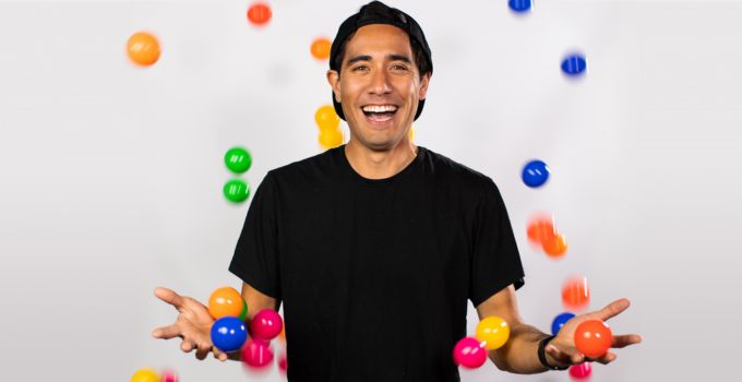 Zach King melakukan trik sulap di video TikTok