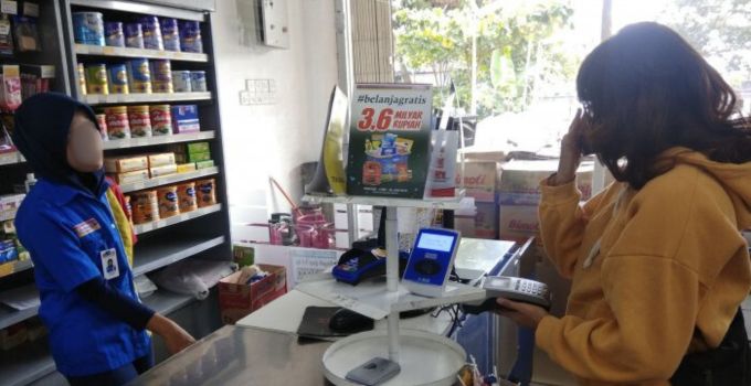 Proses pembayaran di kasir Indomaret menggunakan kode pembayaran dari AliExpress